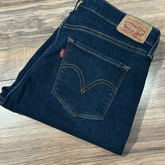 LEVI’S classic mid rise skinny jeans. The American staple for every closet - Picture 5 of 5